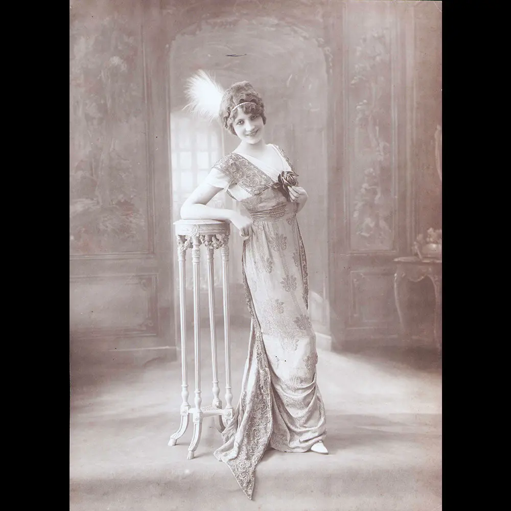 Robe De Broché Gris Garnie De Dentelle De Soie, Photographie Du Studio Felix (1912) 1
