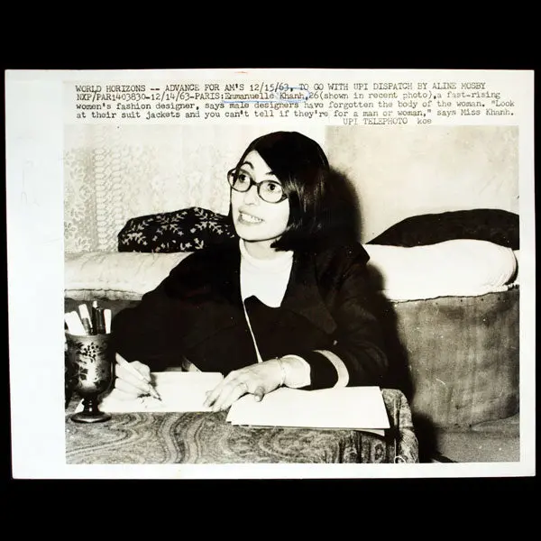 Portrait De La Couturière Française Emmanuelle Khanh, Photographie De Presse (1963) 1