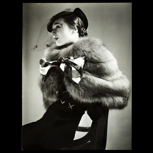 Robe Longchamp De Lucien Lelong, Chapeau De Suzy, Photographie D'époque Du Studio Deutsch (Circa 1935) 1