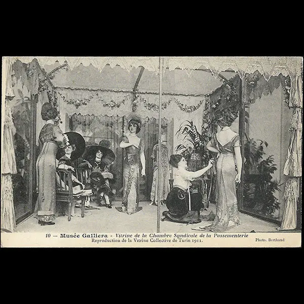 Exposition De Turin - Vitrine De Collectivité De La Chambre Syndicale De La Passementerie Au Musée Galliera (1911) 1