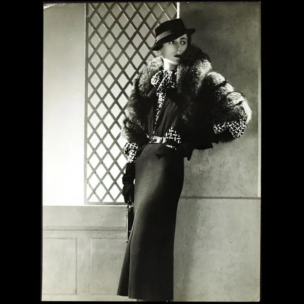 Ensemble Up-To-Date De Lucien Lelong, Photographie D'époque Du Studio Dorvyne (Circa 1935) 1