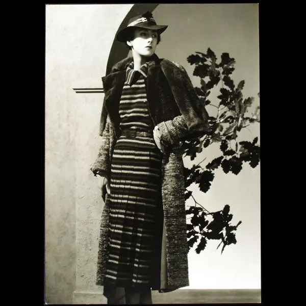 Robe De Lainage À Rayures De Lucien Lelong, Chapeau De Louise Bourbon, Photographie D'époque Du Studio Dorvyne (Circa 1935) 1