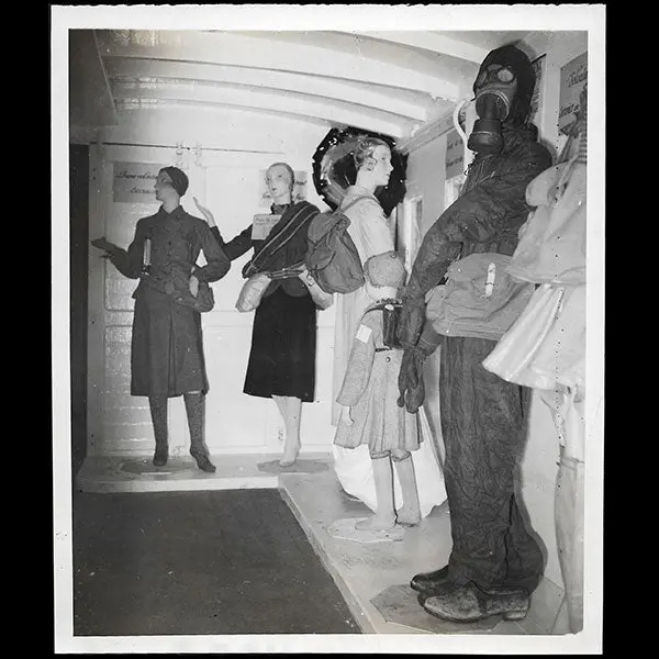 Ww2 - Exposition De Mode Pour La Défense Passive Pendant La Guerre (1939) 1