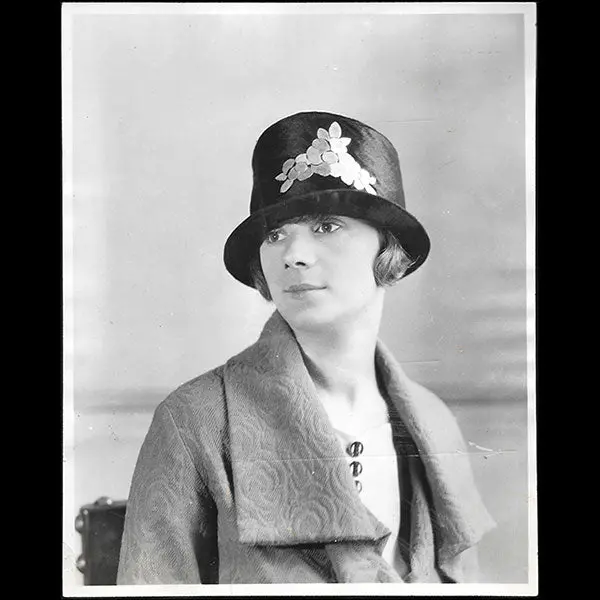 Jane Blanchot - Chapeau De Satin, Photographie De Thérèse Bonney (1925) 1