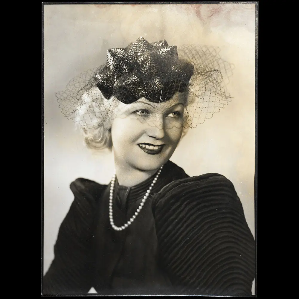 Camille Roger - Chapeau Porté Par Miss Paris 1935, Tirage D'isabey 1
