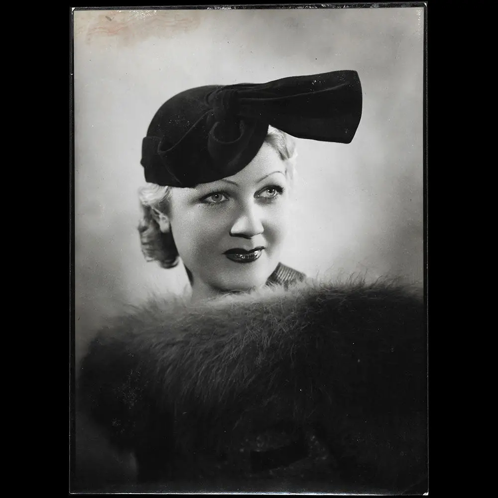 Camille Roger - Chapeau Porté Par Miss Paris 1935, Tirage D'isabey 1