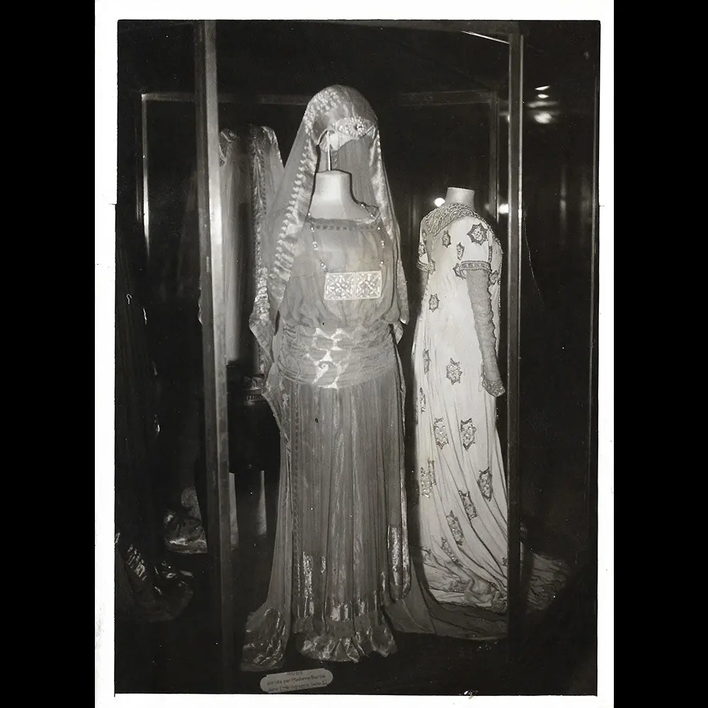 Exposition De Costumes Au Musée Carnavalet - Photographie D'un Costume De Bartet (1943) 1