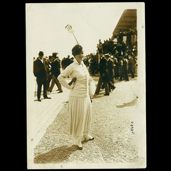 Elégante À Auteuil, La Mode Aux Courses, Photographie De M. Branger (Circa 1910) 1