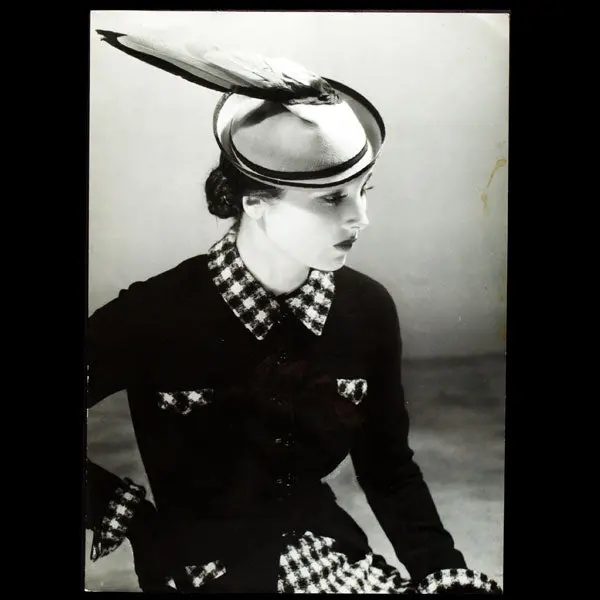 Ensemble Ecossais De Lucien Lelong, Chapeau De Suzanne Talbot, Photographie D'époque Du Studio Deutsch (Circa 1935) 2