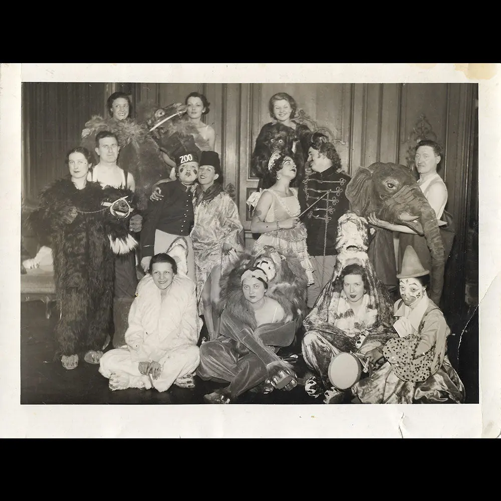 Chanel - Employées Posant À La Sainte-Catherine (1933) 1