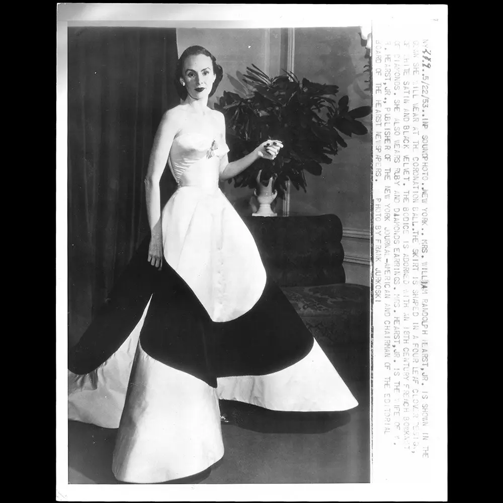 Charles James - Robe Clover Portée Par Mrs Randolph Hearst Au Bal Du Couronnement (1953) 1