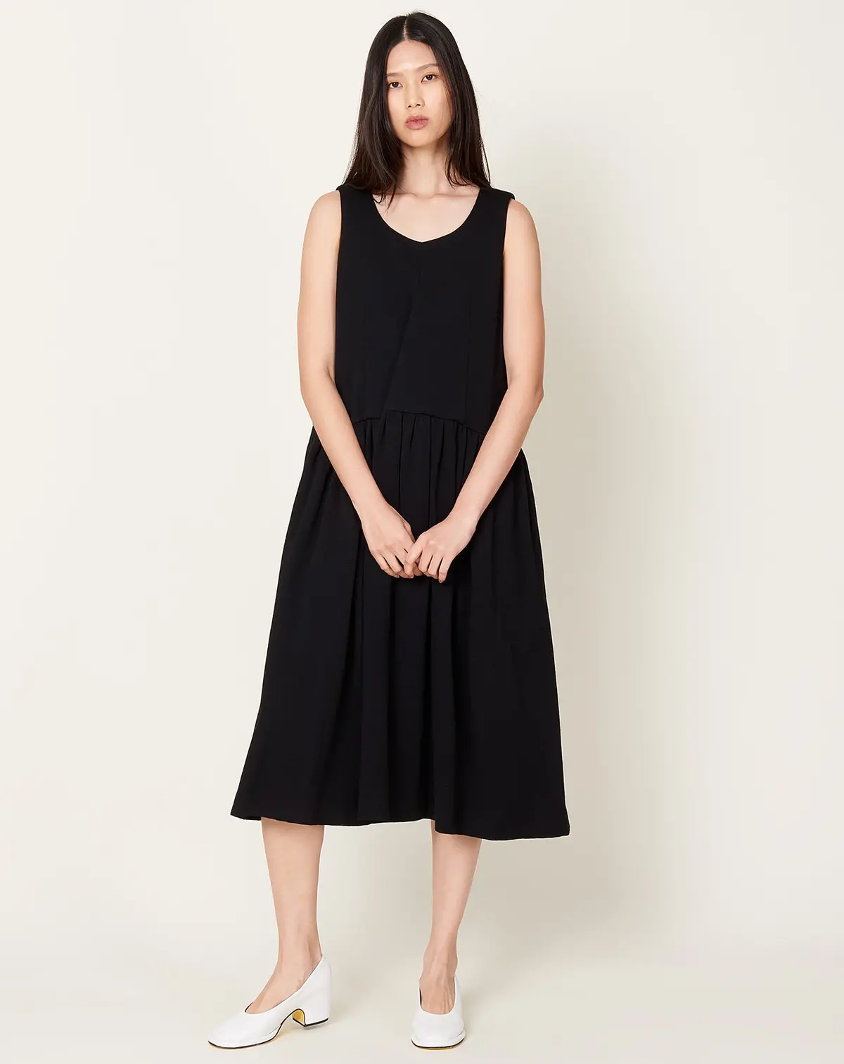 Sleeveless Pleat Dress In Black 1