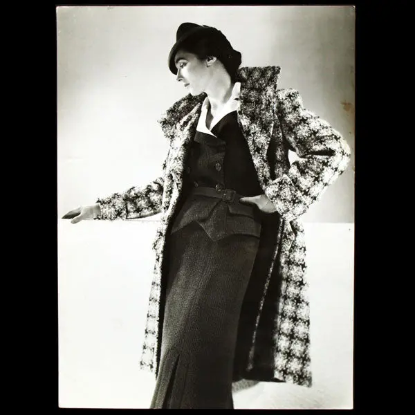 Tailleur Et Manteau De Tweed De Lucien Lelong, Chapeau De Suzy, Photographie D'époque Du Studio Deutsch (Circa 1935) 1