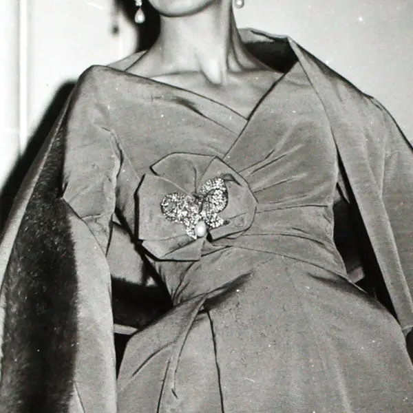 Christian Dior - Robe Du Soir Natier Et Son Étole Bordée De Vison Pour L'hiver (1957) 2