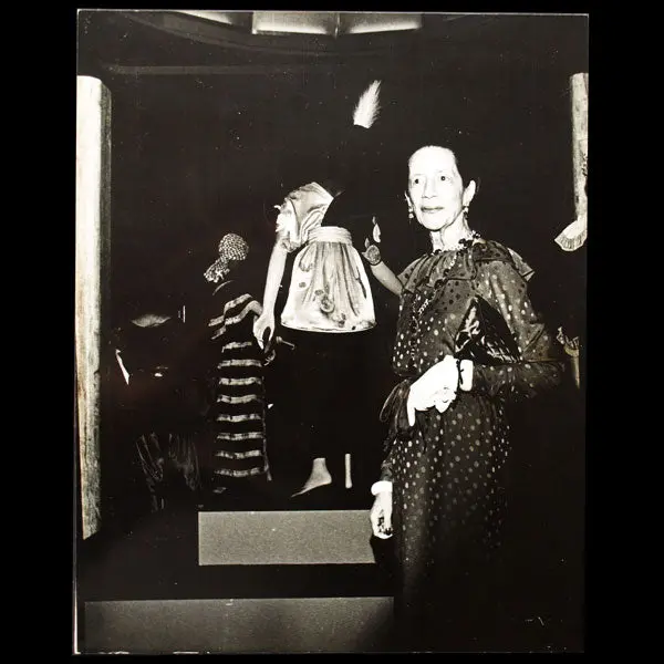 Diana Vreeland Posant Devant La Robe Sorbet De Paul Poiret À L’Exposition Inventive Clothes En 1973 1