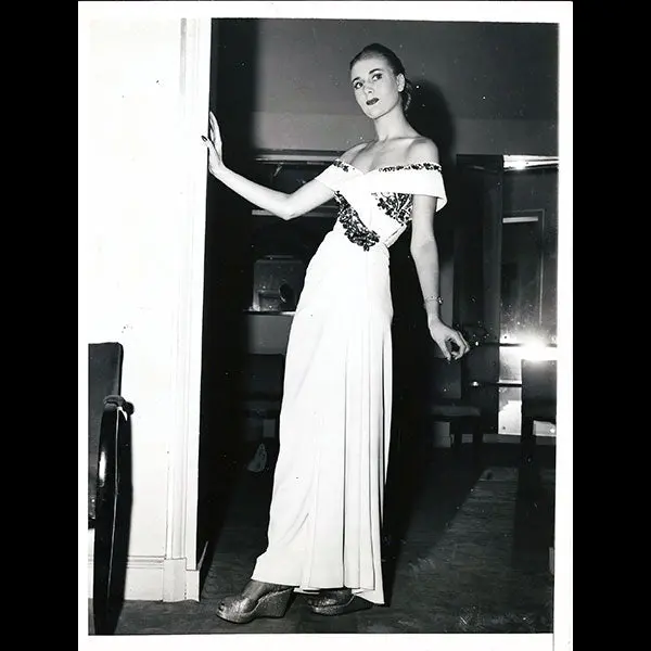 Worth - Robe Du Soir En Faille Blanche Brodée De Paillettes Mauves, Violettes Et Or Pour 1946 1