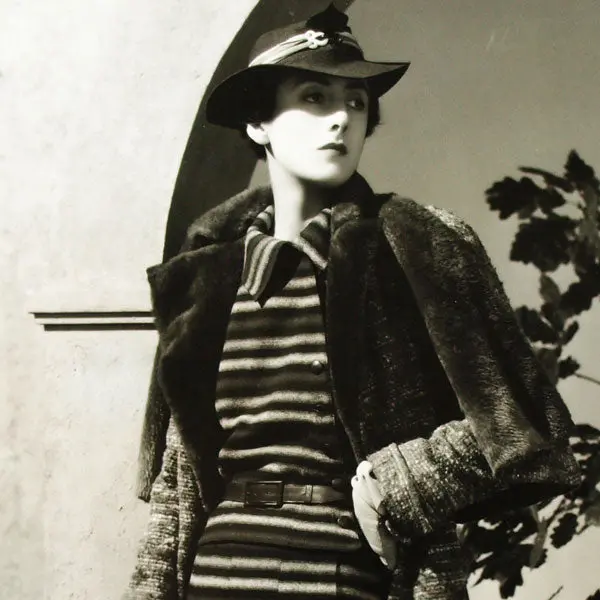 Robe De Lainage À Rayures De Lucien Lelong, Chapeau De Louise Bourbon, Photographie D'époque Du Studio Dorvyne (Circa 1935) 2