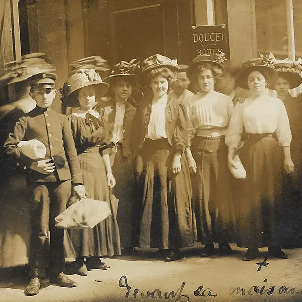 Doucet - Employées Posant Devant La Maison De Couture, 21 Rue De La Paix À Paris (Circa 1910) 2