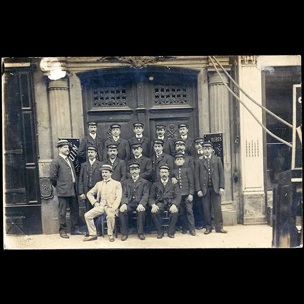 Paquin - Le Personnel Masculin Pose Devant La Maison De Couture, 3 Rue De La Paix À Paris (Circa 1905-1910) 1