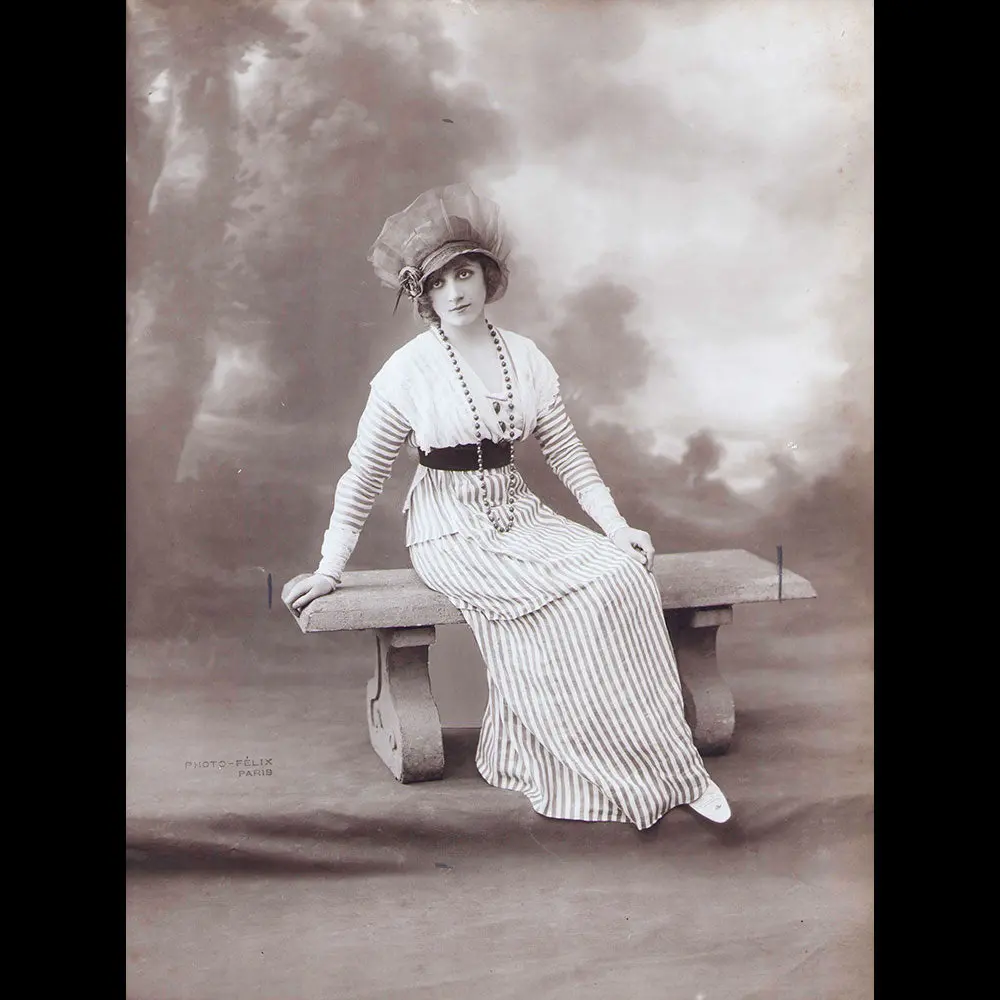 Robe Portée Par Mademoiselle Daumont, Photographie Du Studio Felix (1913) 1
