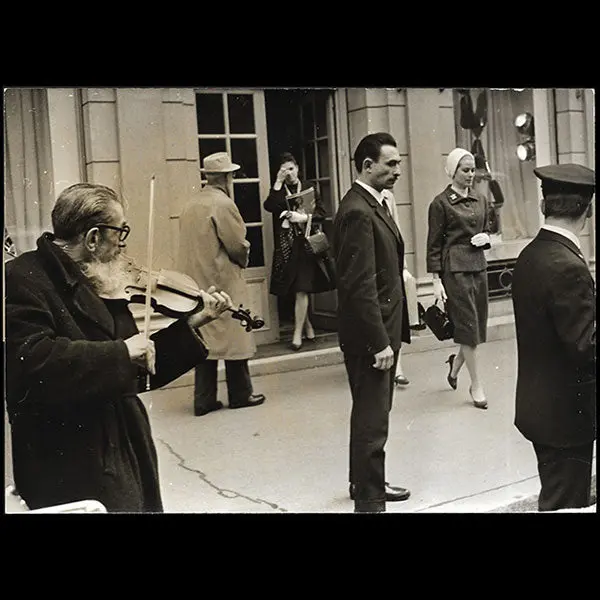 Cristobal Balenciaga - La Princesse Grace De Monaco Devant Le 10 Avenue George V À Paris (1962) 1