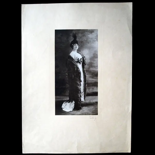 Mlle B... En Grand Manteau De Zibelines Naturelles, Photographie De Talbot (1912) 1