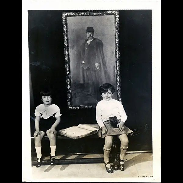 Worth - Gérard Et Jean-Jacques Worth Posant Devant Le Portrait Du Couturier Charles Frederick Worth (1927) 1