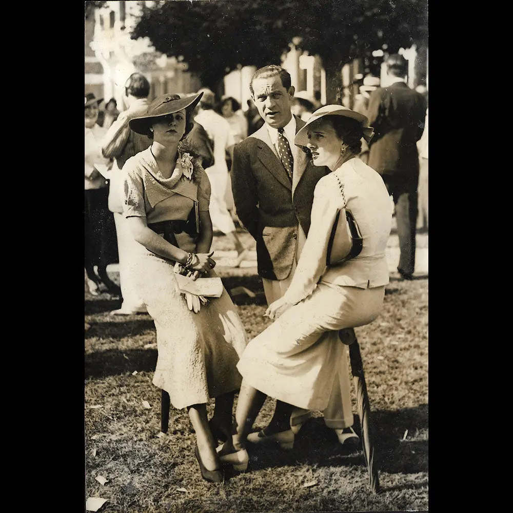 Deux Femmes Elégantes, La Mode Aux Courses À Deauville, Photographie De Rol (1935) 1