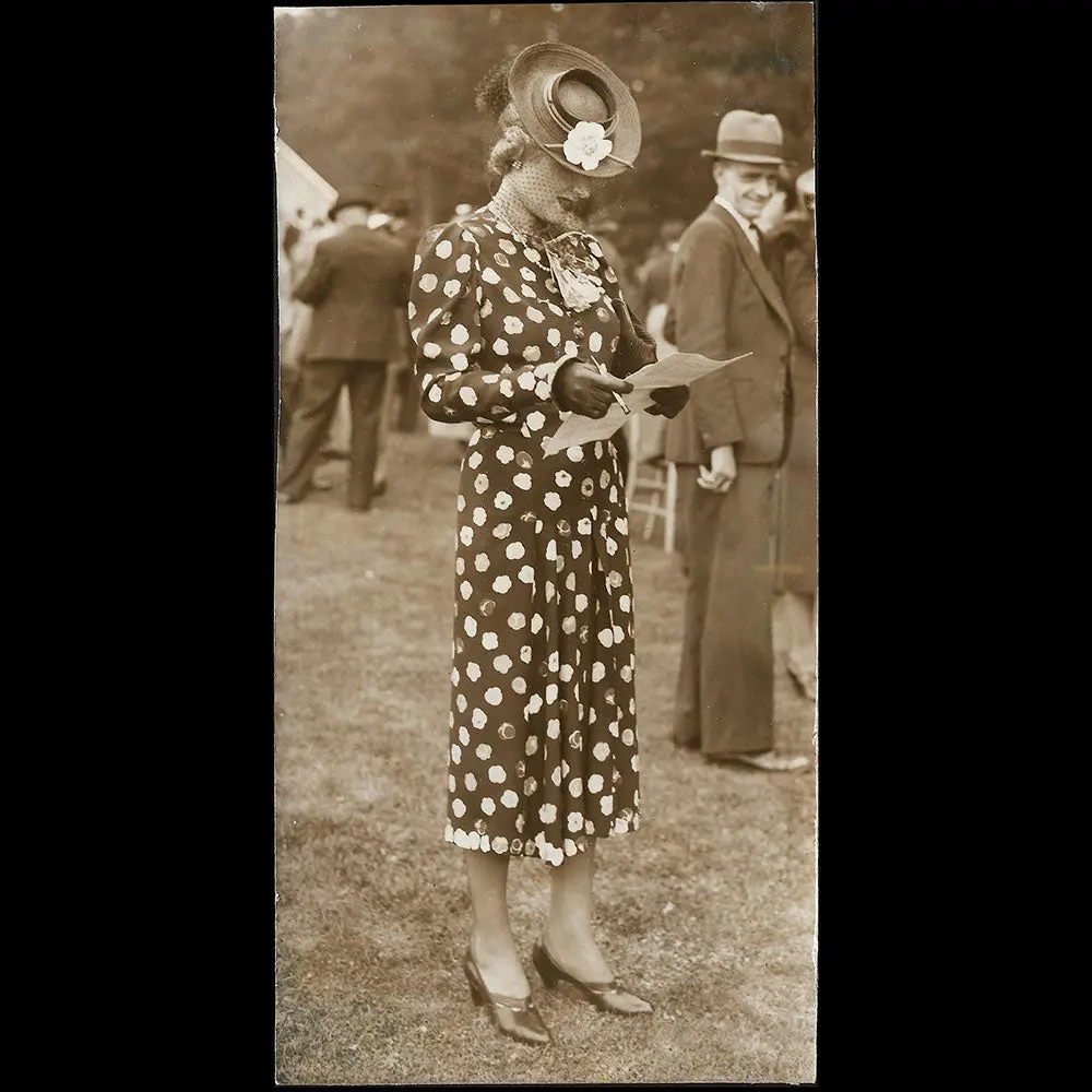 Elégante, La Mode Aux Courses À Deauville, Photographie De France Presse (Circa 1935) 1