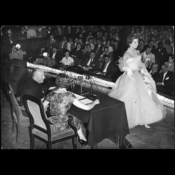 Christian Dior Donnant Une Conférence À La Sorbonne En 1955 1