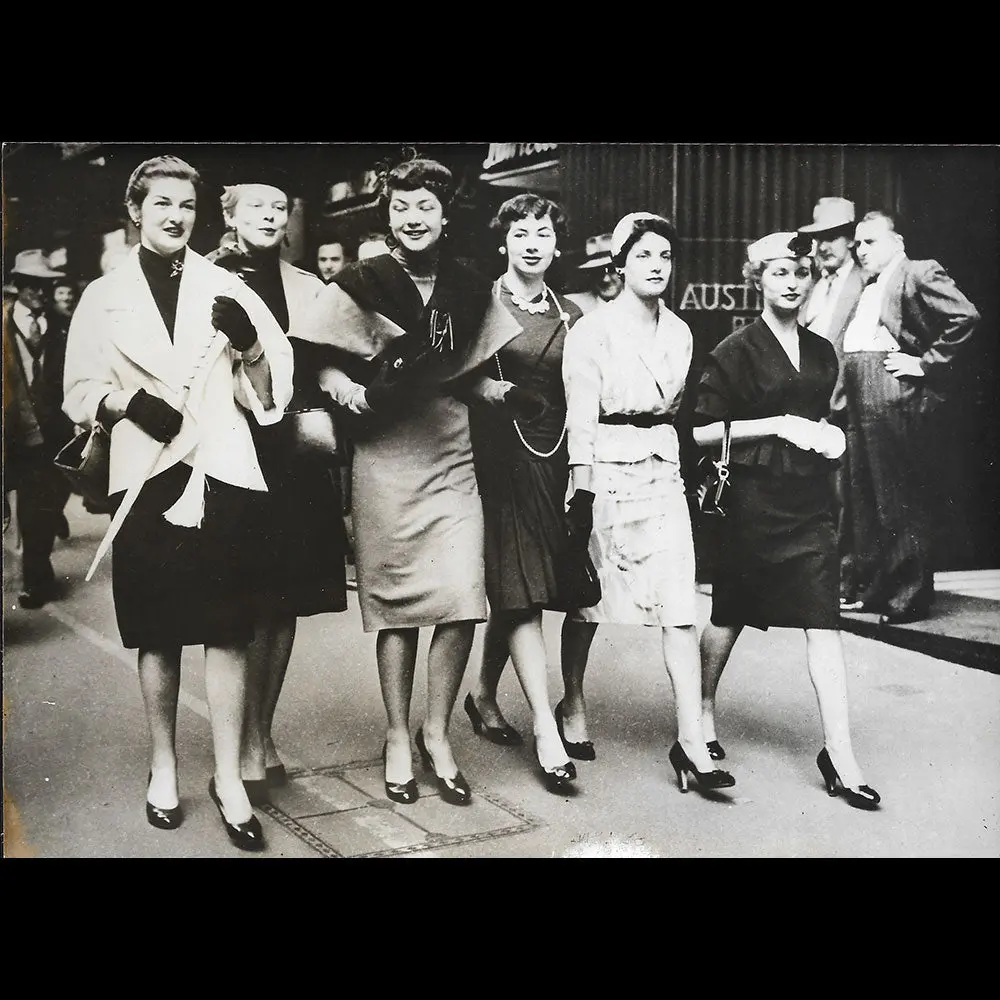 Christian Dior - L'australie Fait Connaissance Avec La Longueur Dior (1953) 1