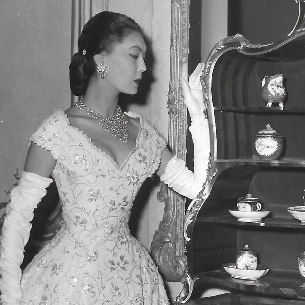 Christian Dior - Robe Présentée À L'exposition Menuisiers Et Ébenistes Parisiens Du Xviiième Siècle (1955) 2