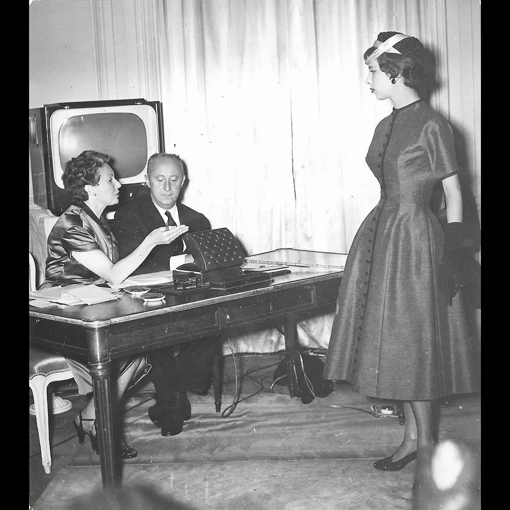 Christian Dior Examinant Une Robe (1950S) 1