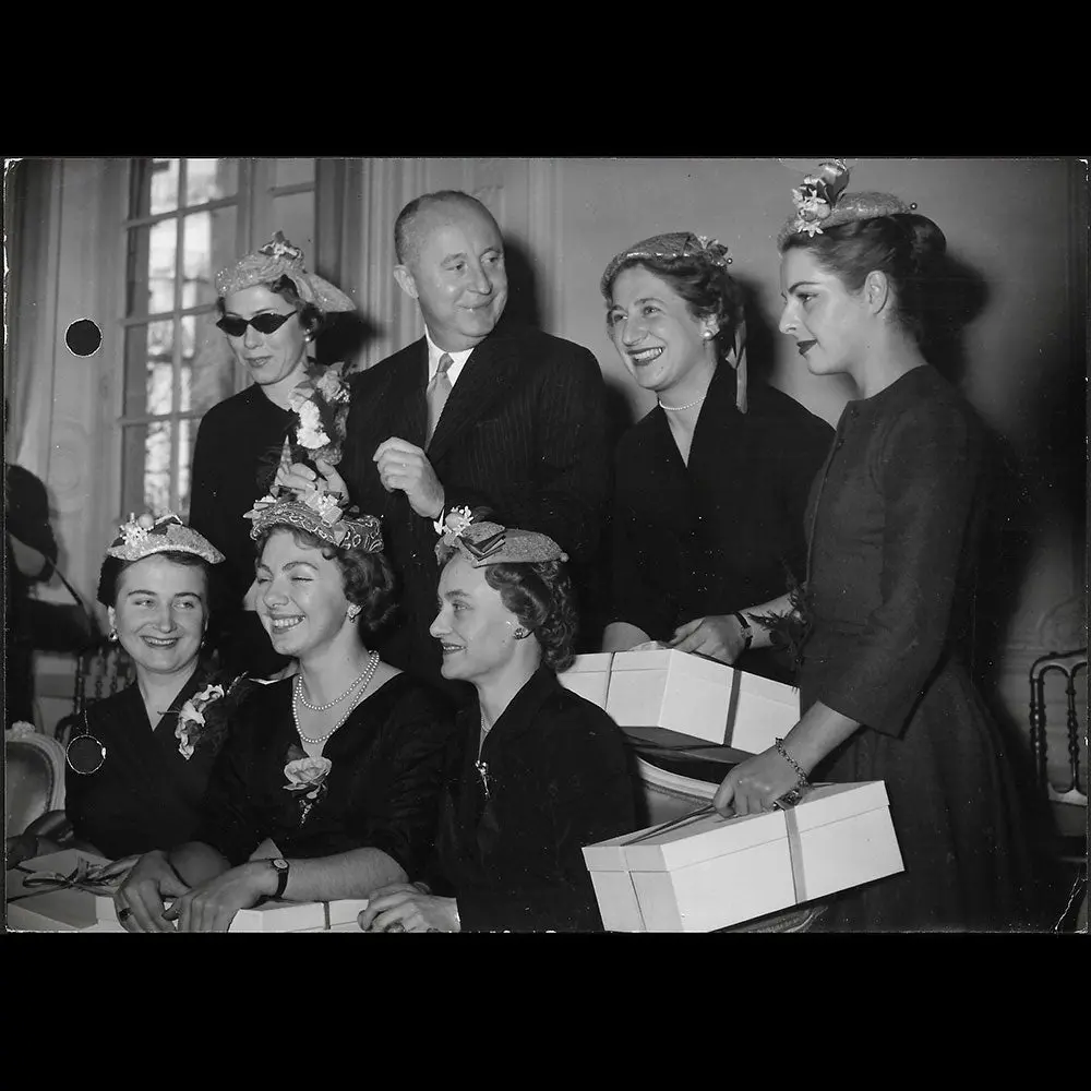 Christian Dior - Employées Fêtant La Sainte-Catherine (1954) 1