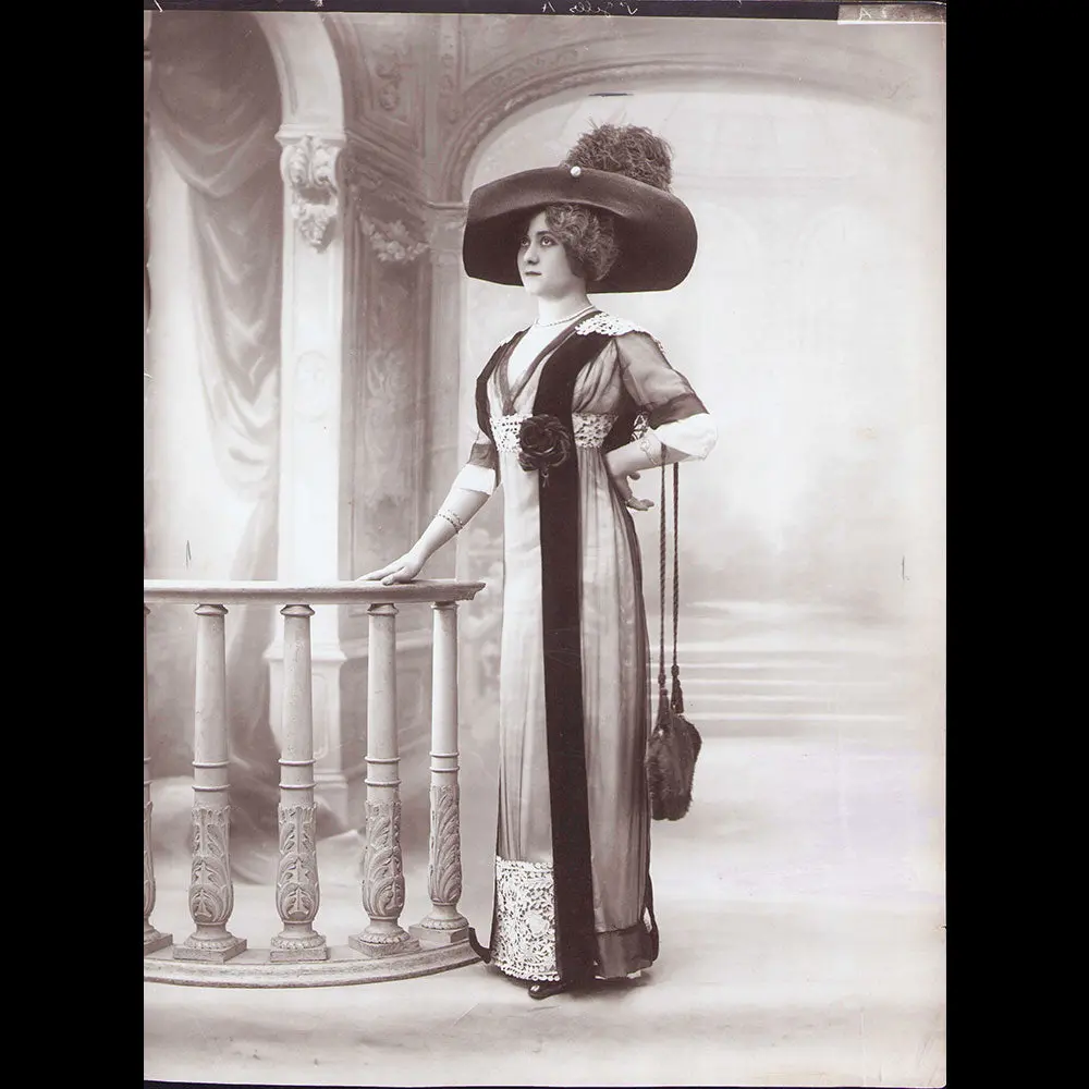 Doeuillet - Robe Portée Par Mademoiselle Saint Gilles, Photographie Du Studio Felix (1910S) 1