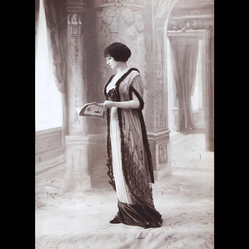 Drecoll - Robe En Mousseline Brodée Chenille, Photographie Du Studio Felix (1912) 1