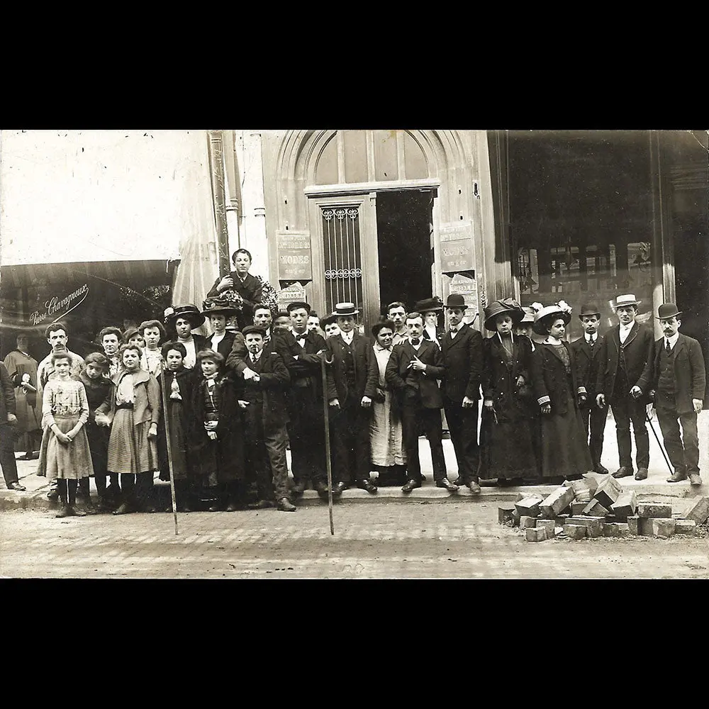 Drecoll - Le Personnel Devant La Maison De Couture, Place De L'opéra (Circa 1905-1910) 1
