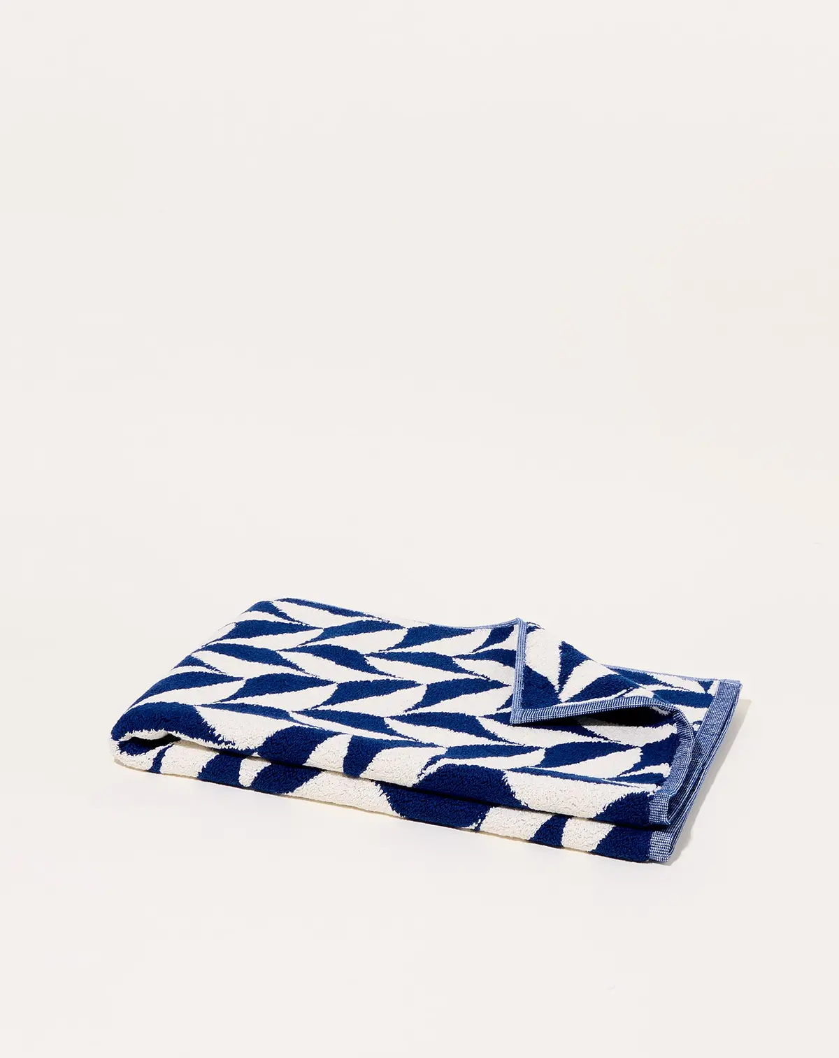 Navy Pattern Scallop Bath Mat 1