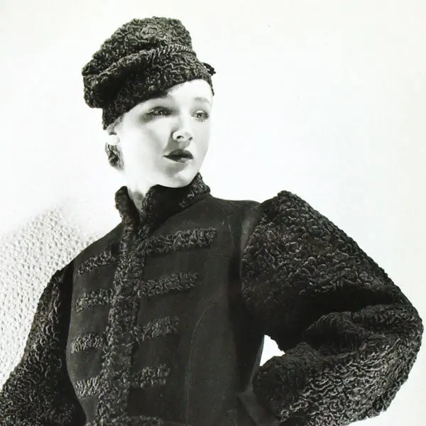 Manteau D'astrakan De Lucien Lelong, Photographie D'époque Du Studio Deutsch (Circa 1935) 2