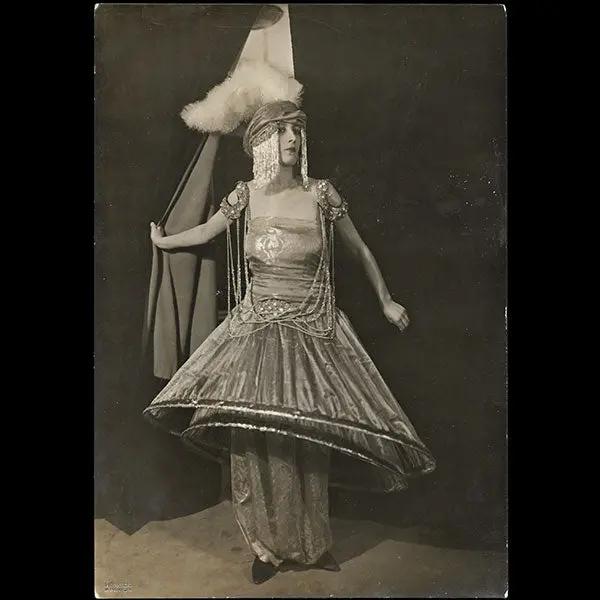 Poiret - Comédienne En Costume De Scène, Photographie De Lipnitzki (1923) 1