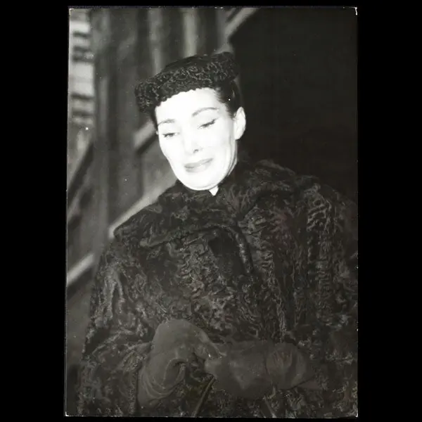 Le Mannequin Lucky Aux Obsèques De Christian Dior (1957) 1