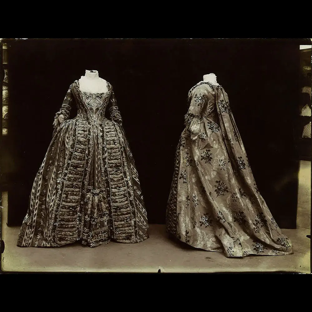 Exposition Universelle De Paris - Musée Centennal Du Costume, Réunion De 24 Tirages (1900) 1