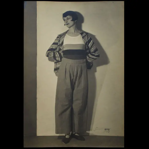 Elégante Portant Un Pyjama De Plage, Photographie D'époque Du Studio Iris (Circa 1930) 1