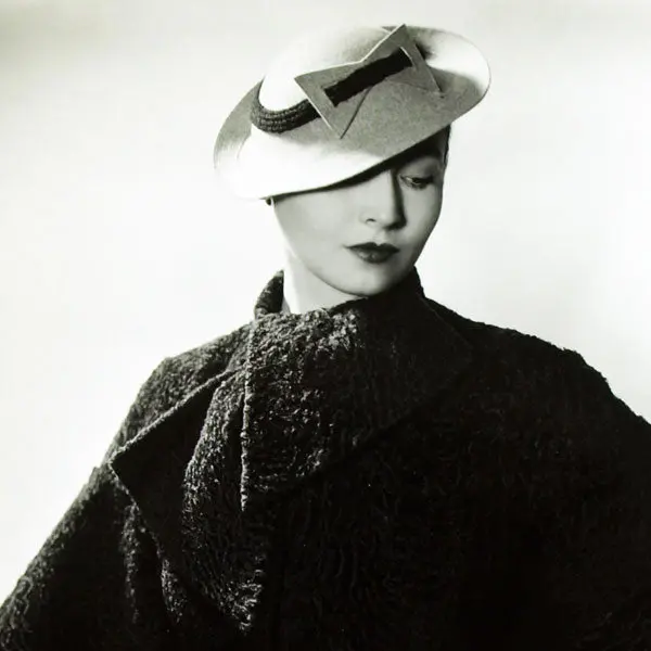 Manteau D'astrakan De Lucien Lelong, Photographie D'époque De D'ora (Circa 1935) 2