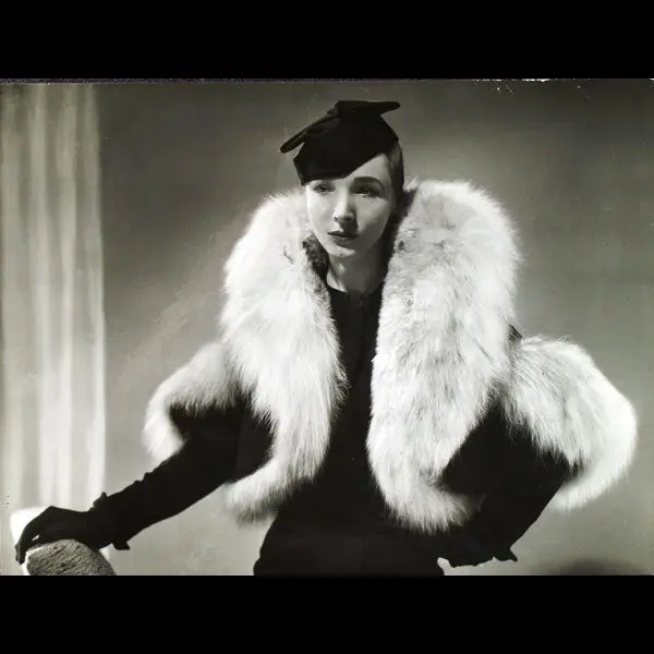 Manteau Diplomate De Lucien Lelong, Chapeau De Suzy, Photographie D'époque Du Studio Deutsch (Circa 1935) 1