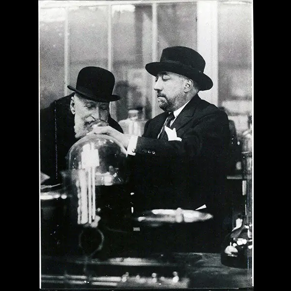 Paul Poiret Présentant Une Création Des Parfums De Rosine À Son Beau-Père Emmanuel Boulet Vers 1920, Tirage Postérieur Des Années 1980 1