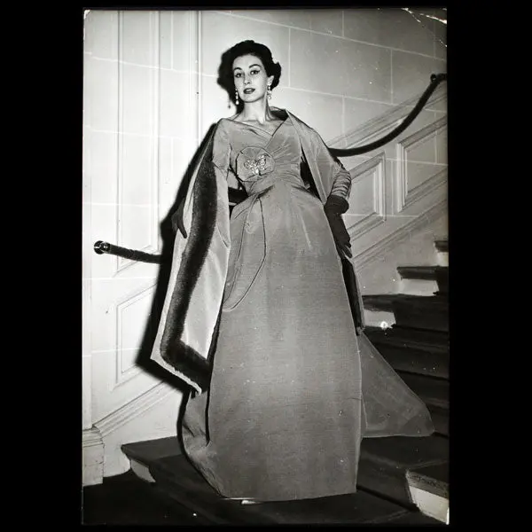 Christian Dior - Robe Du Soir Natier Et Son Étole Bordée De Vison Pour L'hiver (1957) 1