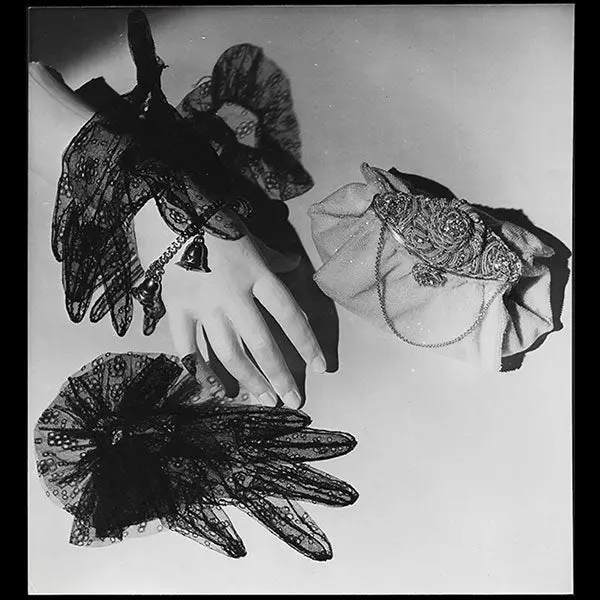 Crespi - Des Gants De Chantilly Et Le Sac D'henry À La Pensée, Photographie Pour Fémina (1947) 1