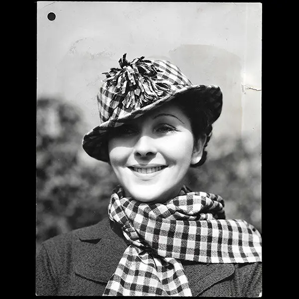 Chanel - Tailleur En Lainage Marron, Photographie De Luigi Diaz (1935) 1