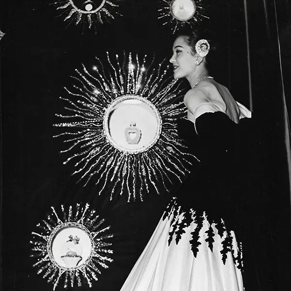 Nina Ricci - Robe Du Soir Devant Une Installation De Parfums, Tirage D'époque De Muret-Berhaut (1951) 2